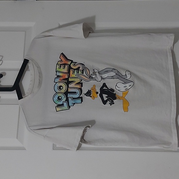 Looney Tunes graphic tshirt - Picture 1 of 6